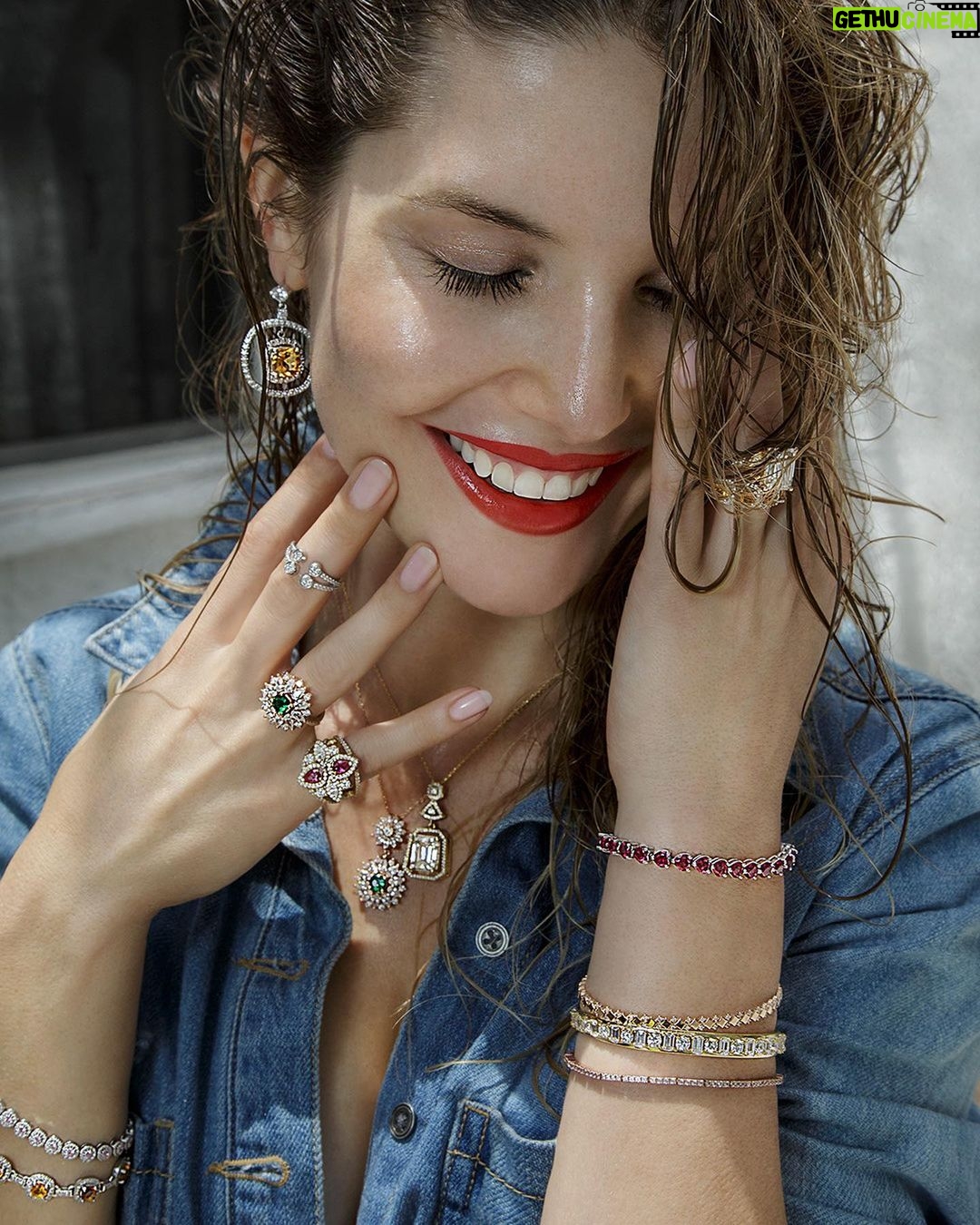Amanda Cerny Instagram - #AD You know what they say, diamonds are a girl's best friend🥰💎Set your alarm for the upcoming Black Friday sales of @glamira and get yourself or someone special the finest quality diamond.😘 #GLAMIRA #ThisIsSoYou #AmandaCernyxGLAMIRA