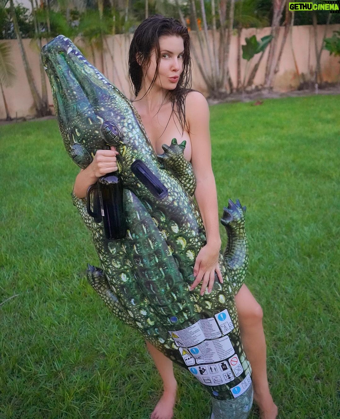Amanda Cerny Instagram - Rate me on a scale of 1 to Florida 🌴🐊🌦️ Palm Beach, Florida