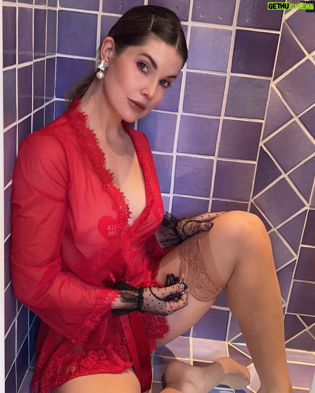 Amanda Cerny Instagram - Bonjour 😚💋 Happy Valentines Day ❣️🎁 Megeve, France