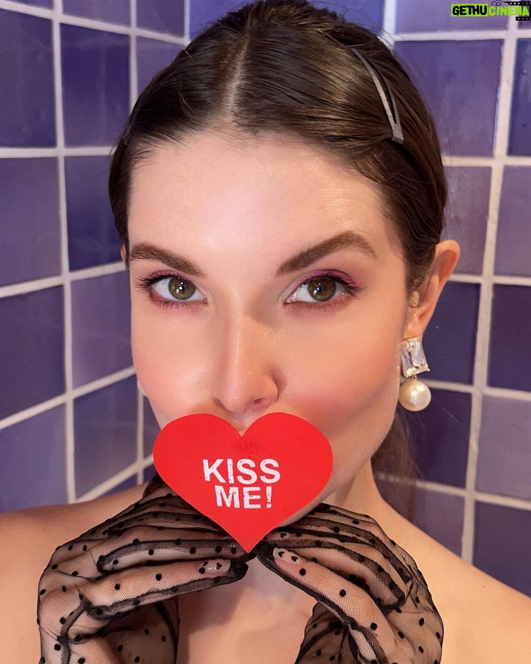 Amanda Cerny Instagram - Bonjour 😚💋 Happy Valentines Day ❣️🎁 Megeve, France