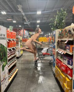 Amanda Cerny Instagram - Pinning best Caption? 😂👀
