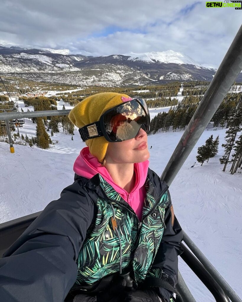 Amanda Cerny Instagram - This vacation is one for the books! Thank you @airbnb 🏠❄️ The home was somehow even better than the photos!! Felt like I packed up and moved to snowy Colorado, my pups were pleasantly confused😂😍🥰 #Breckenridge #Colorado WHERE TO NEXT?! 🤔 Breckenridge, Colorado