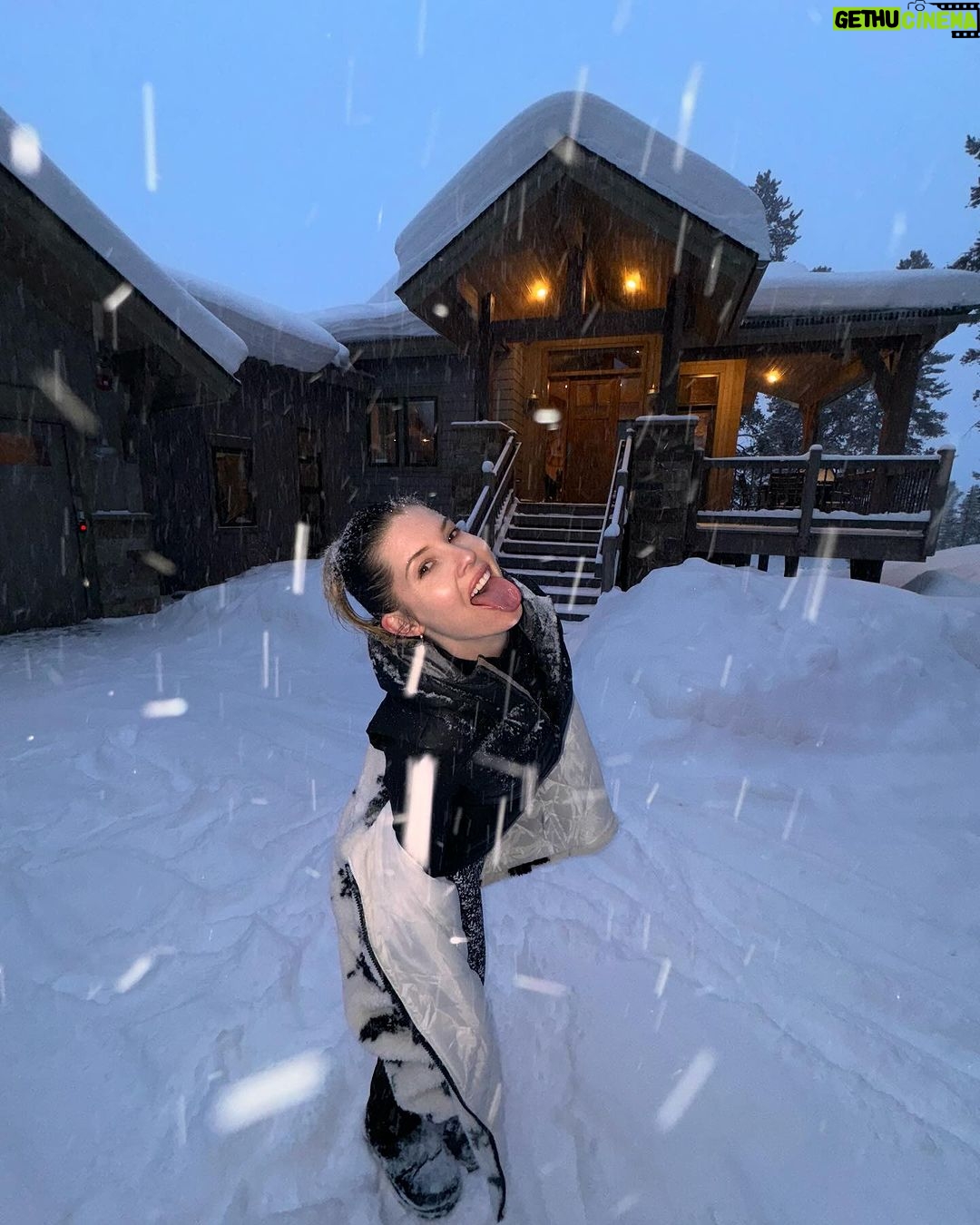 Amanda Cerny Instagram - This vacation is one for the books! Thank you @airbnb 🏠❄️ The home was somehow even better than the photos!! Felt like I packed up and moved to snowy Colorado, my pups were pleasantly confused😂😍🥰 #Breckenridge #Colorado WHERE TO NEXT?! 🤔 Breckenridge, Colorado