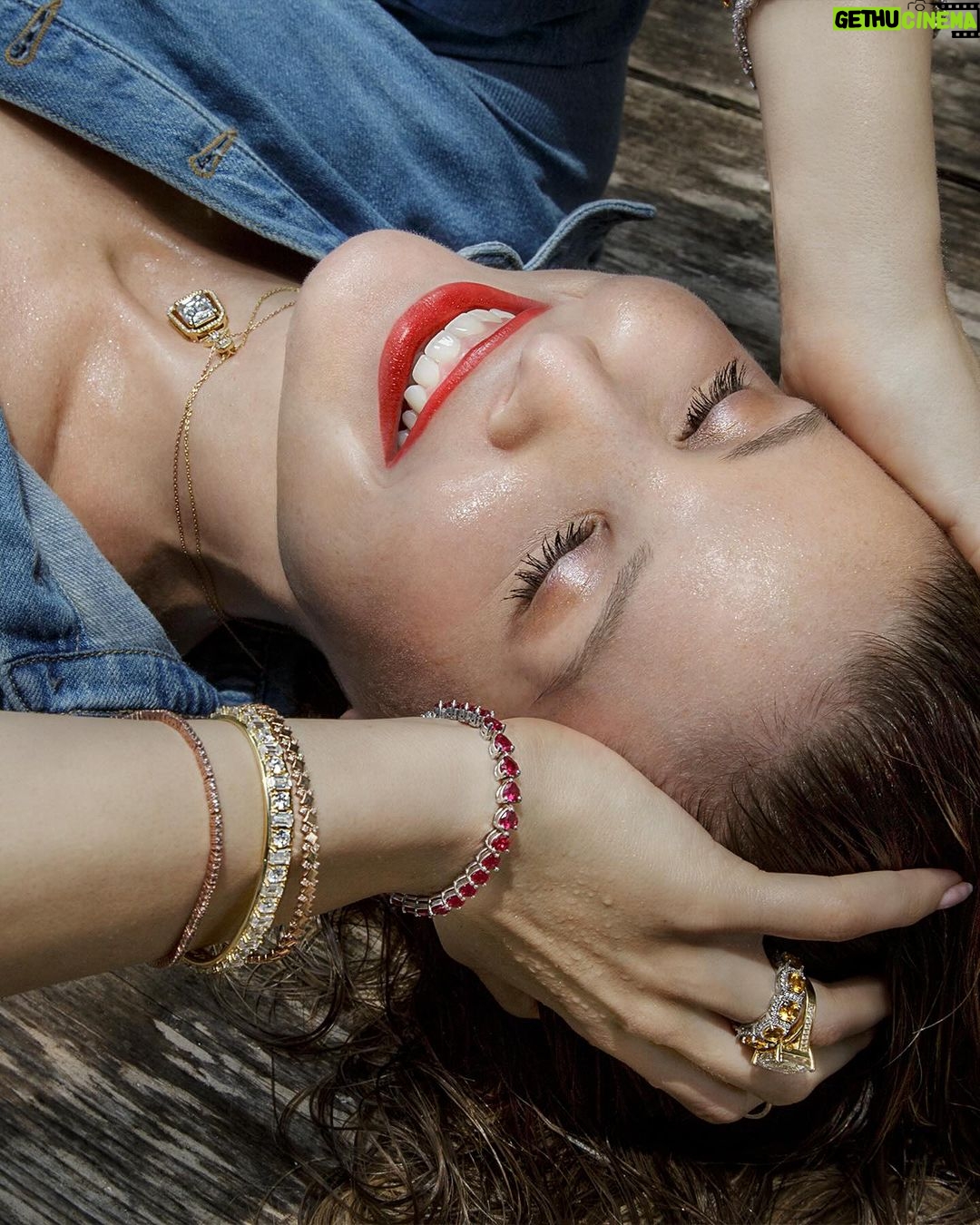 Amanda Cerny Instagram - Guess who’s been secretly doubling as a jewelry designer? 🕵️♀️💎Excited to unveil Amanda Cerny X GLAMIRA - where sophistication gets a splash of my playful flair! Just in time for Christmas 🎄 , because we all deserve to sparkle a bit extra this season. Perfect for gifting (or self-spoiling 😉 ). Dive into the dazzle baby! ⭐️ #GLAMIRA #ThisIsSoYou #AmandaCernyxGLAMIRA #ad