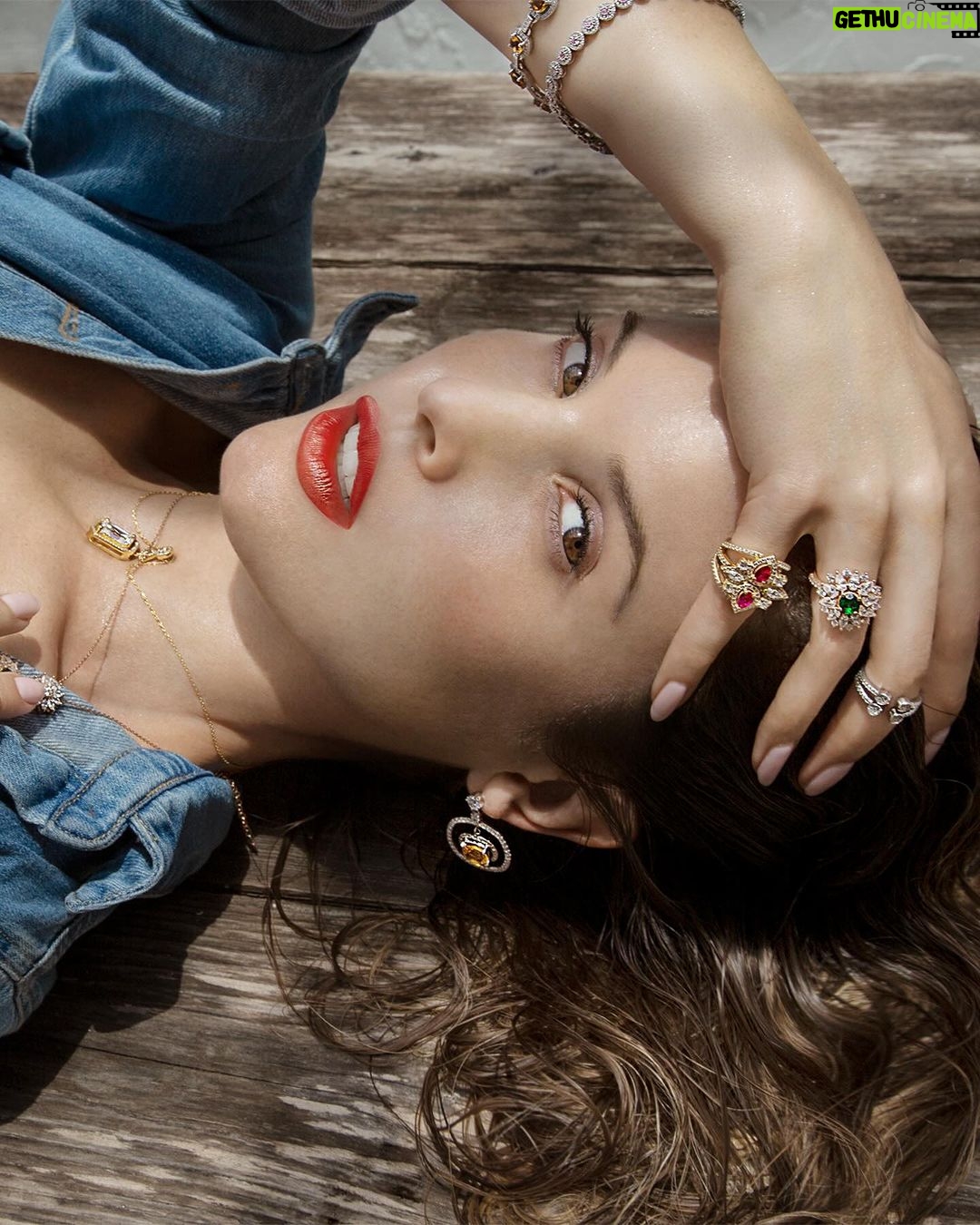 Amanda Cerny Instagram - Guess who’s been secretly doubling as a jewelry designer? 🕵️♀️💎Excited to unveil Amanda Cerny X GLAMIRA - where sophistication gets a splash of my playful flair! Just in time for Christmas 🎄 , because we all deserve to sparkle a bit extra this season. Perfect for gifting (or self-spoiling 😉 ). Dive into the dazzle baby! ⭐️ #GLAMIRA #ThisIsSoYou #AmandaCernyxGLAMIRA #ad