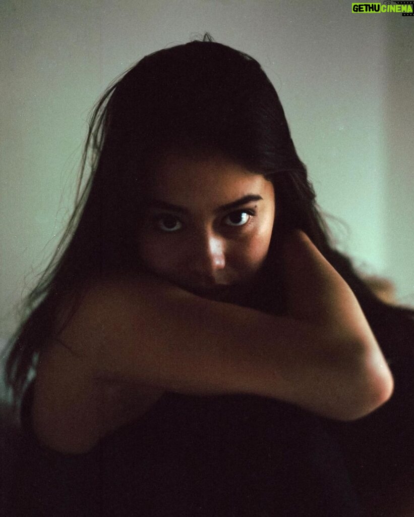 Amber Midthunder Instagram - eyes on me 📸: @bellagonzalesdp 🖤✨
