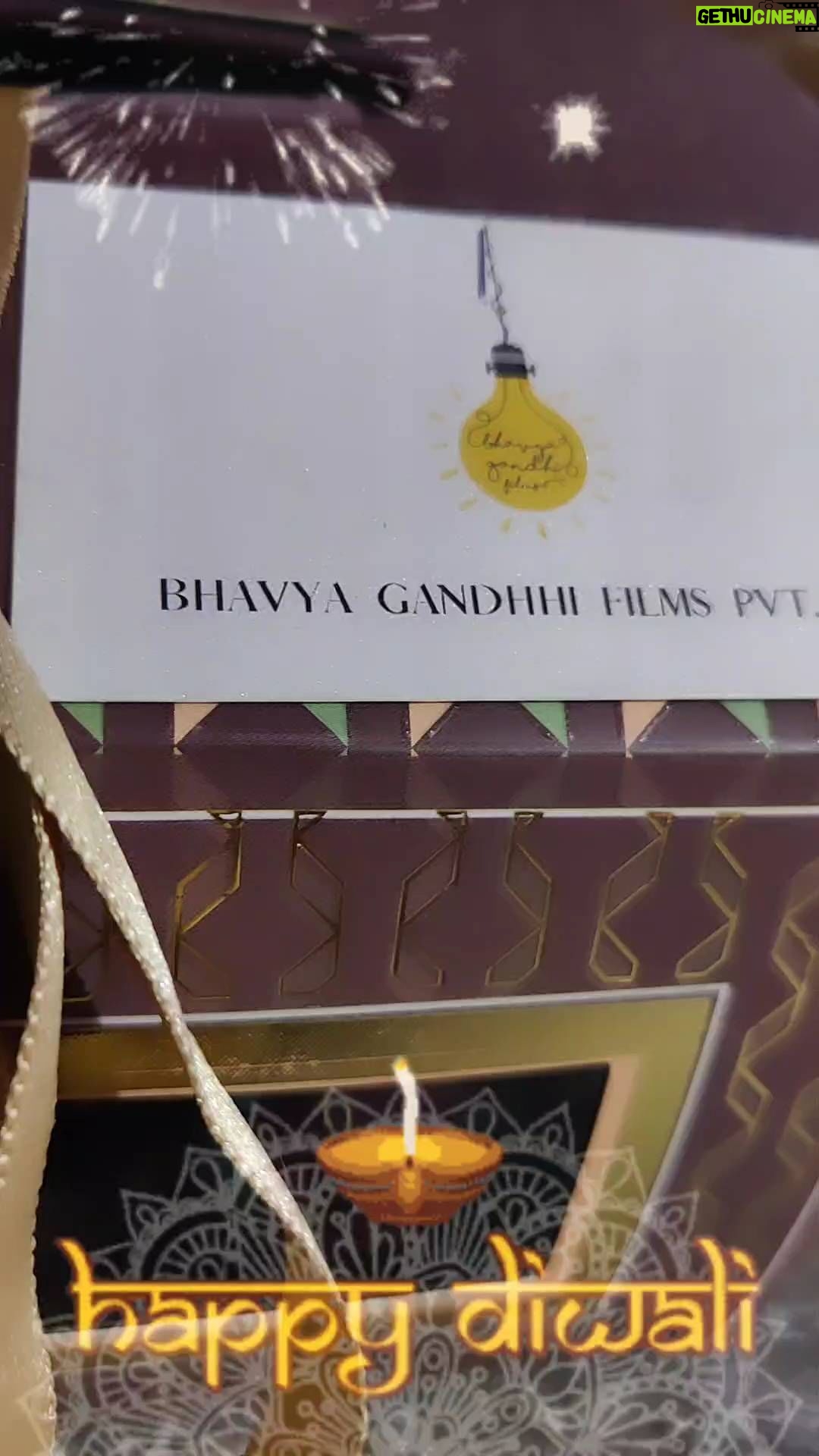 Ambika Ranjankar Instagram - @bhavyagandhi97 thanks for this beautiful hamper, a very Happy and Prosperous Diwali to you and your family 🪔🎇🎁 #diwali #diwalihampers #reelsinsta #reelkarofeelkaro #reelswithhasmukhi #reelsviral #creators #instagram #instagood #instadaily #instalike #joy #celebration #festivevibes #festival #india #instafood #indianfood #dryfruits #healthyhampers #healthyfood