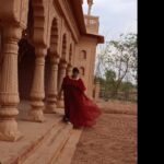 Ambika Ranjankar Instagram - सिर्फ सुकून ढूंढिए .... जरूरतें तो कभी खत्म नहीं होंगी... #instagram #creators #promotion #gowns #gown #trendingreels #trendsetter @mr.dharam555 thanks🙏🎥