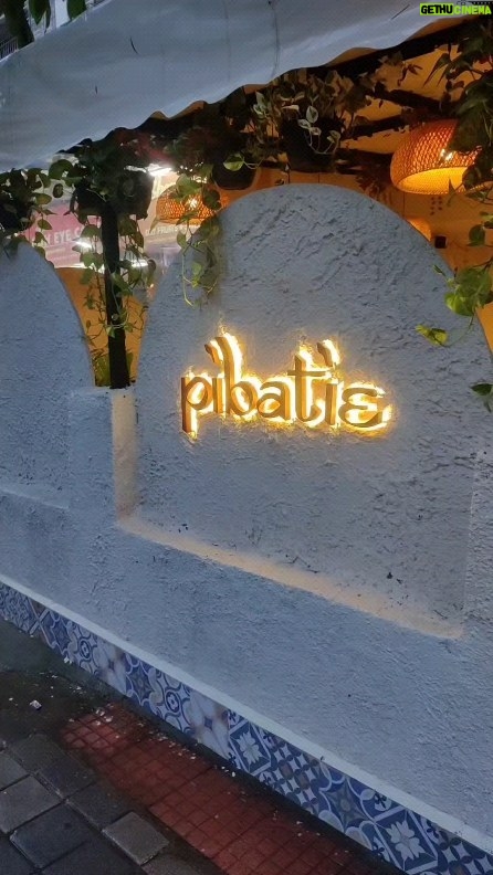 Ambika Ranjankar Instagram - Situated in Borivali West @cafepibatie is sure to lift up your mood with its Indo Western cuisine. Must visit... #cafepibatie #hindustanicoffeehouse #cafe #coffee #pibatie #toast #fusion #fusioncuisine @thesanskariladka