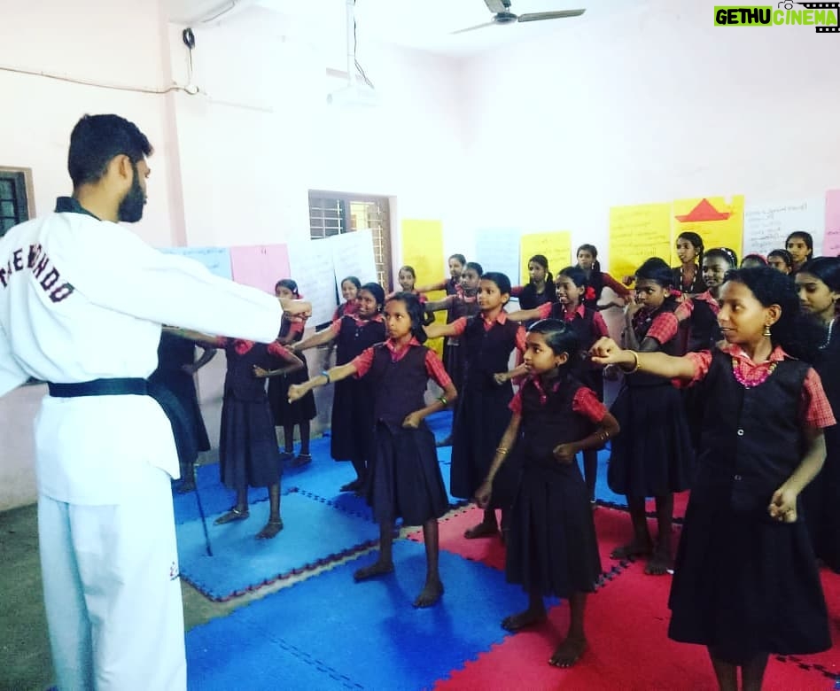 Ameer Vayalar Instagram - #FriendsTaekwondoAcademy Self defense program at Govt. HSS Thirunelloor. #tkdkerala #ameervayalar