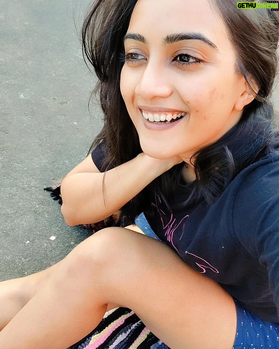 Amika Shail Instagram - Glitter of Winter ❄️☃️ . . . #Amikashail #winter #kolkata #kolkatavibes #nature #instagood #nomakeupmakeup