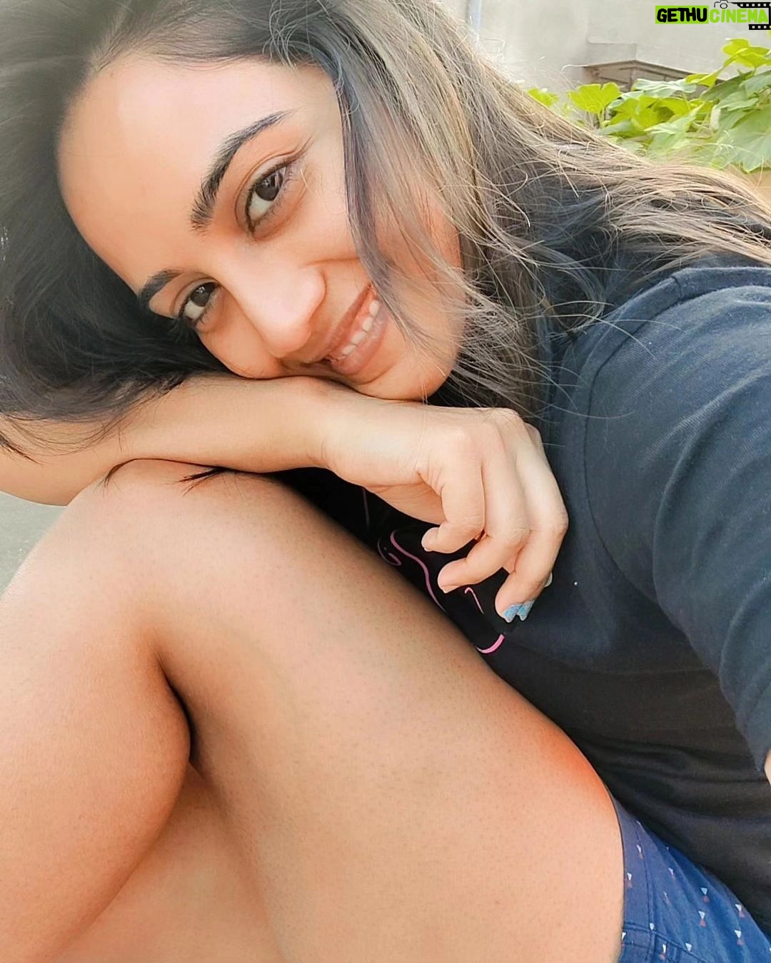 Amika Shail Instagram - Glitter of Winter ❄️☃️ . . . #Amikashail #winter #kolkata #kolkatavibes #nature #instagood #nomakeupmakeup