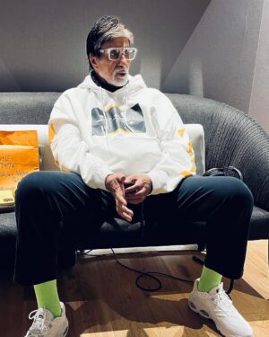 Amitabh Bachchan Instagram - दाहिने हाथ में खुजली !! Means what. ?😯😯