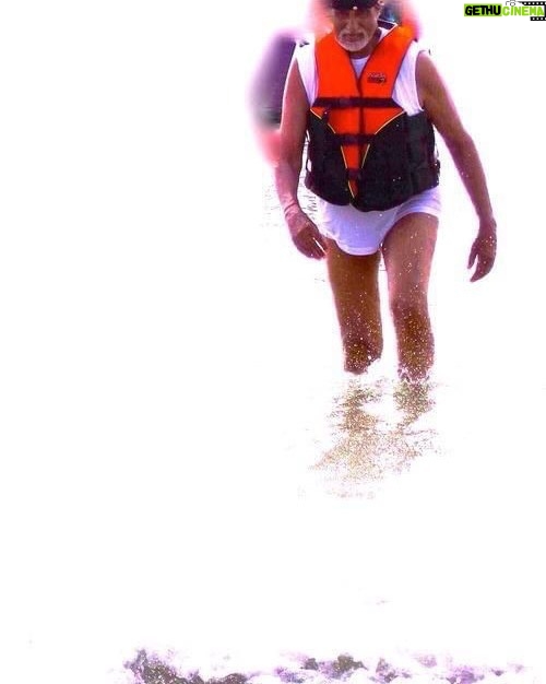 Amitabh Bachchan - 350.1K Likes - AB : Excuse me Sir .. ?
GUIDE : Yes ?
AB : How far to America ..?
GUIDE : Shut up and keep swimming !!
🥹🥹