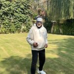 Amitabh Bachchan Instagram - … the hoodie cap is covering the word ‘Keep’ .. so it’s ’Keep Going’ .. YES !!! .. and thank you DOP , Abhishek … @bachchan ❤️❤️❤️