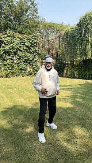 Amitabh Bachchan Instagram - … the hoodie cap is covering the word ‘Keep’ .. so it’s ’Keep Going’ .. YES !!!
.. and thank you DOP , Abhishek … @bachchan ❤️❤️❤️