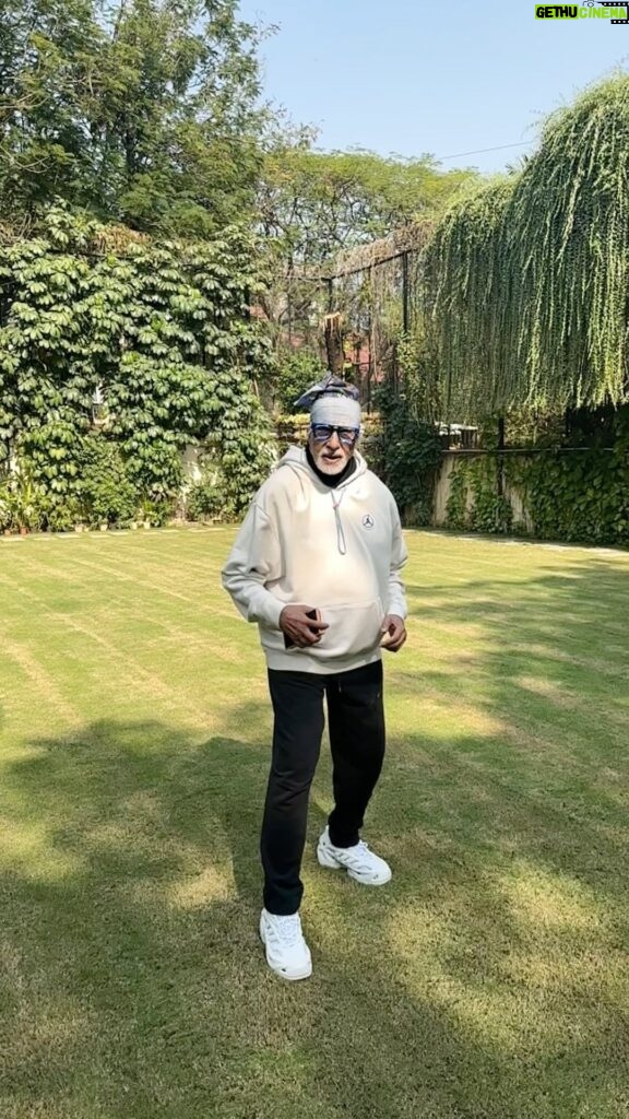 Amitabh Bachchan Instagram - … the hoodie cap is covering the word ‘Keep’ .. so it’s ’Keep Going’ .. YES !!! .. and thank you DOP , Abhishek … @bachchan ❤️❤️❤️
