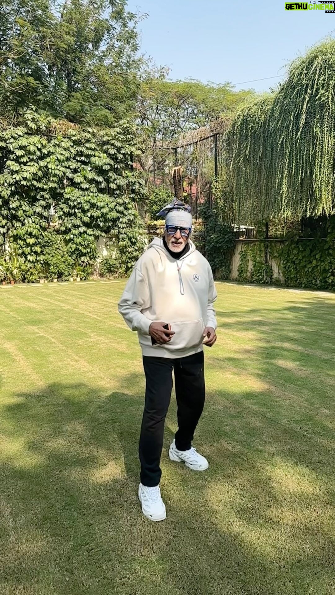 Amitabh Bachchan - 3.2 Million Likes - … the hoodie cap is covering the word ‘Keep’ .. so it’s ’Keep Going’ .. YES !!!
.. and thank you DOP , Abhishek … @bachchan ❤️❤️❤️