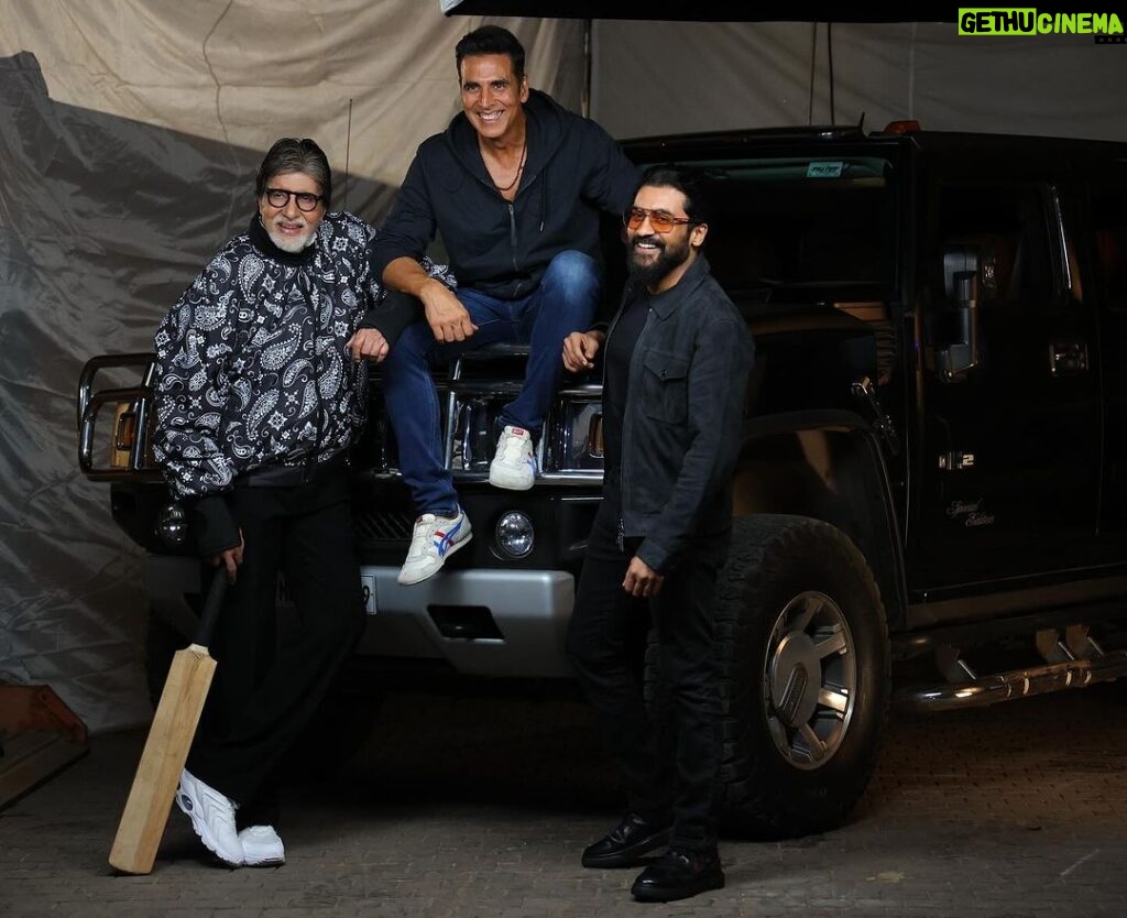 Amitabh Bachchan Instagram - Cricket !! Anyone ? With Akshay and Suriya 🕺❤🙏🚩