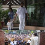 Amitabh Bachchan Instagram - ताऊ, नाना को चली है पीढ़ी, देखने जलसा गेट पर; ये फाटक पर क्या गुल खिला है, देखें हम भी चलकर । ये भीड़ जमा क्यों होती है, आँखें चकित यूँ घूरें “अम्मा गोदी ” , भागे भैया, 'नाना को दूर ही रक्खें ’ 😂🤣😂