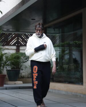 Amitabh Bachchan Instagram - …. NO NO NO .. TEAM INDIA .. not OFF yet .. you are our pride .. you are the heart where the hand rests .. 🇮🇳🇮🇳🇮🇳🇮🇳🇮🇳🇮🇳🇮🇳