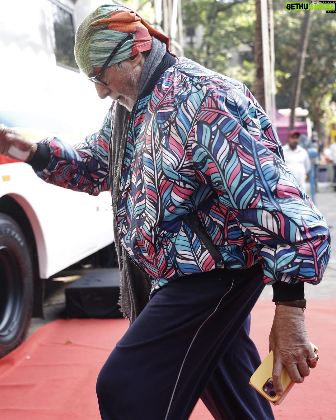 Amitabh Bachchan - 376.4K Likes - चले हैं भैया काम पे ,
दर्द और ज़ुकाम से !
सतरंगों की संगत है ,
punctual समयनिष्ठ है !
पूछते हैं हमसे ,समय पे क्यों आते हो ?
कहा हमने , इसलिए कि ,
पूछा जाये हमसे , क्यों समय पे आते हो तुम 🤣🤣🤣