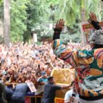 Amitabh Bachchan Instagram - ये हाथ उठते सम्मान में ; मैं नत मस्तक सदा आभार में 🙏🏻🙏🏻🙏🏻 … every Sunday from 1982 till today .. my reverential gratitude