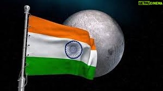 Amitabh Bachchan Instagram - '' ये चाँद उदित होकर नभ में, कुछ ताप मिटाता, हम सब का लहरा लहरा ये परचम, आज , संदेश सुनाता भारत का ; ये देश हमारा भारत है, अधिकार है विश्व के पन्नों पर , प्रथम रहा है, प्रथम रहेगा , शिवंकर, शंकर शिवशंकर ! '' ~ अमिताभ बच्चन