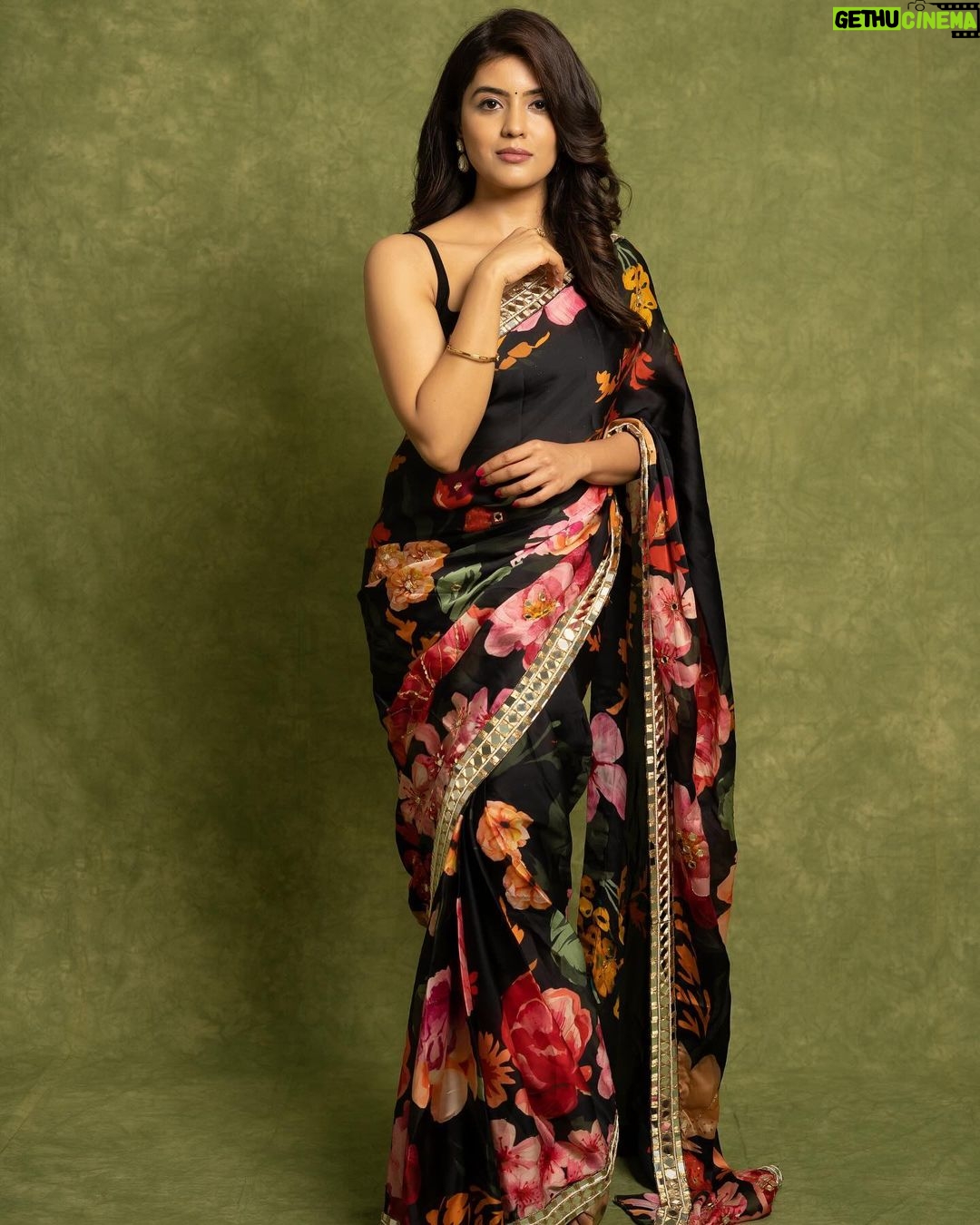 Amritha Aiyer Instagram - Floral feels 💐💐 #hanumanpromotions . Outfit by @officialjuhibengani @auorstudio Jewellery by @rubans.in @oakpinionpr Styled by @shrushti_216