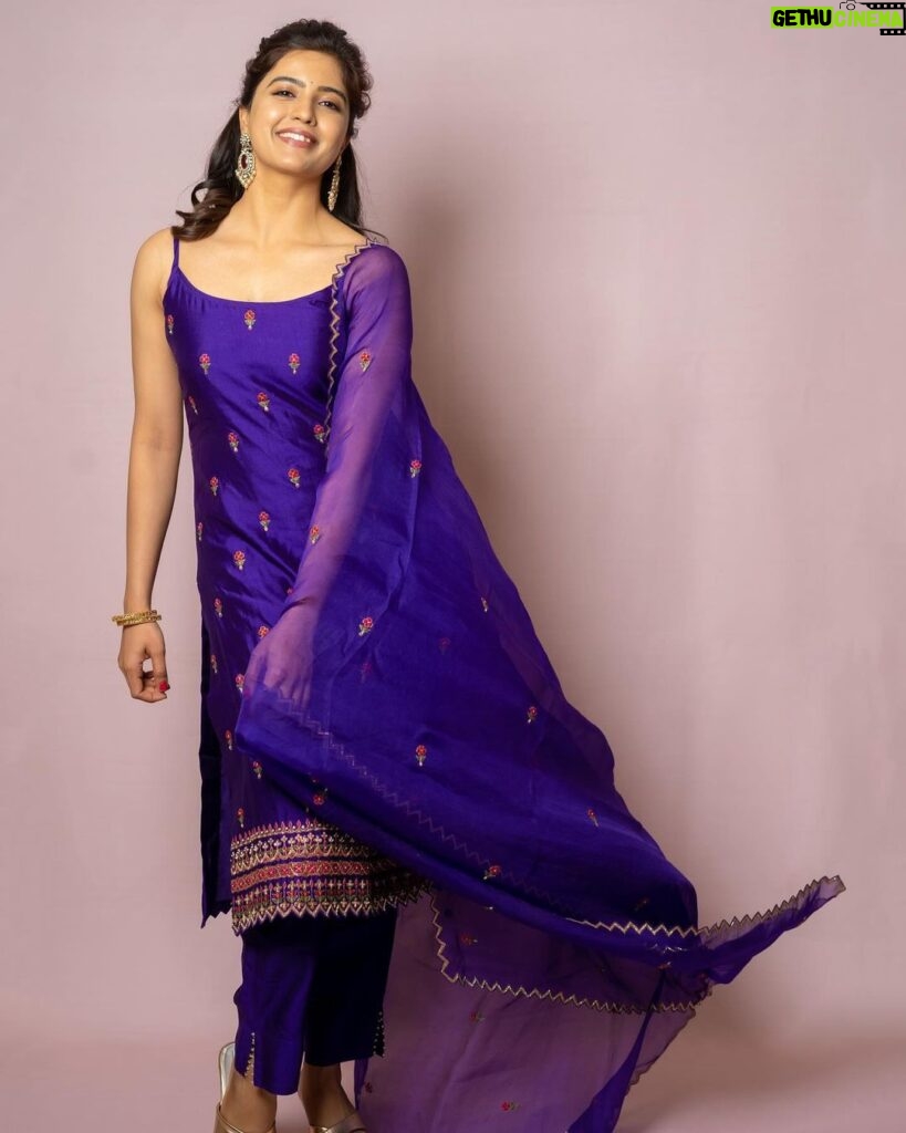 Amritha Aiyer Instagram - Purple Hearts 💜 . Outfit by @pinkcitybysarika Jewellery by @kushalsfashionjewellery Styled by @shrushti_216