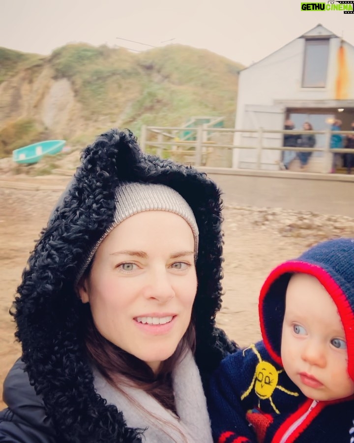 Amy Bailey Instagram - I grew up in warm south Texas, and I miss that hot humid weather. But 20 years in the UK has finally taught me to embrace the cold. (My husband @miniateam might disagree as he mostly hears me whining, “Where’s the SUN?” 10 months out of the year.) I do love a bracing salty breeze though 🌊. It’s almost as good as coffee. And an ice cold beer (or 3), I can do that too. What else..? Oh yeah, ice cream. I am really good at ice cream. That’s about it for the benefits of cold. I’m still trying to master the #biohacking cold shower but in truth I think only insane people can do this (@miniateam being one of them.)