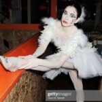 Amy Bailey Instagram - #HappyHalloween!! I am currently spending my Hallow’d night in a car with hubs and three VERY worn out kiddos. (So I’m borrowing a throwback Halloween #BlackSwan pic from the amazing detective that is Laura who runs @amybaileyfans ...she finds so many pics I’ve never even seen!😅 We are driving home from a much-needed break from city life. We breathed fresh cold forest air and tromped in our wellie boots through muddy fields full of cow pies. We were wind-whipped by the icy sea on a Jurassic Coast. Seems like a lot of places are going back into dreaded lockdown, England included, and it makes me even more thankful for the nature and space and freedom of movement we just had. These are strange times...hard to understand...some might even say, SPOOKY.🤔🤔 So hold on tight everybody: speak your good spells tonight and conjure up happy spirits —- cuz lord knows we all need that 🌎🌍🌏💜🔮