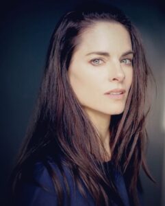 Amy Bailey Instagram - Happy Monday! Any other film industry folks out there getting excited for September? 🙋🏻‍♀️ That’s traditionally when summer hiatus ends and creatives get back into the joyful grind of making cool stuff 🎬✍️🎥📺. Like the rest of the world, our industry has been at a standstill, but projects are slowly rumbling back to life and trust me, there are SO MANY awesome things brewing! So here’s to fresh starts and re-starts and re-shoots and new shoots! Oh, and if any U.K. actors need headshots, I’d highly recommend the fantastic @fayethomasphoto who did mine 🤟😘
