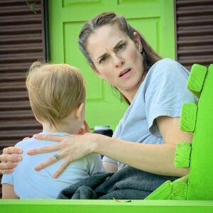 Amy Bailey Instagram - When u just want to enjoy ur lime green bench but #paparazzi.

@miniateam 💚