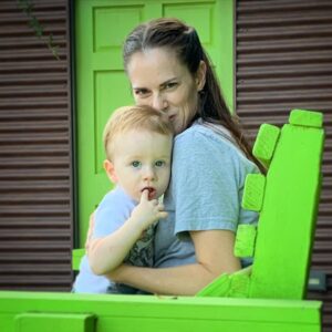 Amy Bailey Instagram - When u just want to enjoy ur lime green bench but #paparazzi.

@miniateam 💚