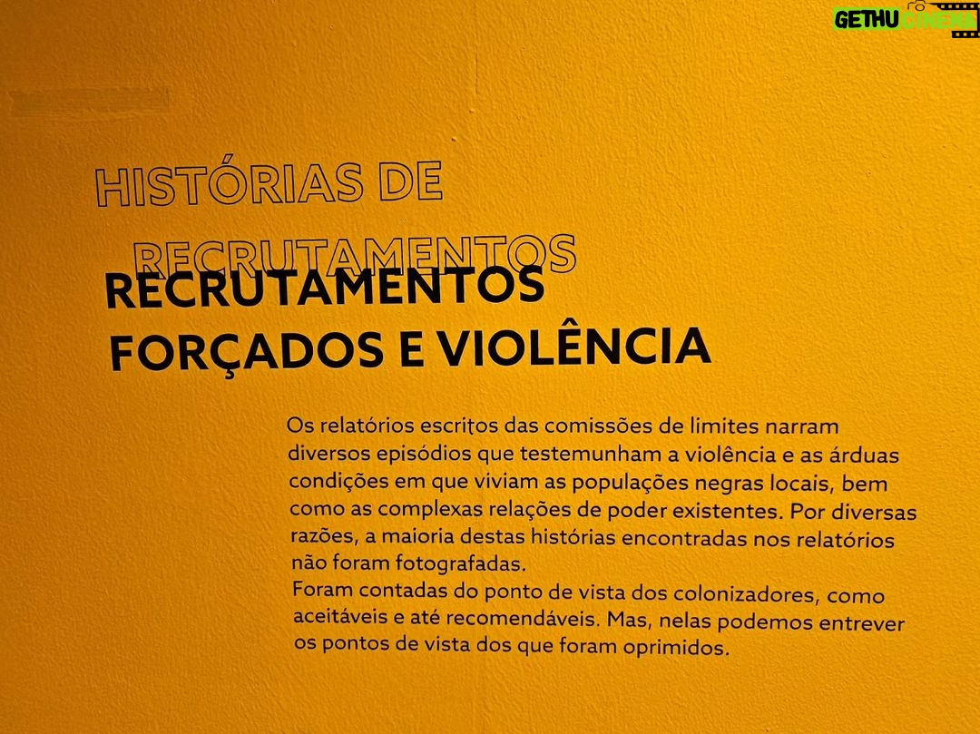Ana Sofia Martins Instagram - O Impulso Fotográfico: (des)arrumar o arquivo colonial, até 31 de Dezembro de 2023 no @muhnac Entrada livre ao Domingo Foto 10- Edileya Silvério, Rita Cássia Silva, Pituka Nirobe, Ivonete Pereira Tavares (ciclo roda de conversação no feminino: conhecimentos afrocentrados) " (...) As fotografias, filmes e objetos científicos aqui mostrados foram usados pela ciência como tecnologia para visualizar, medir, classificar e arquivar os seus objetos de estudo, num contexto de exploração e extrativismo dos recursos naturais e humanos. Representam práticas de medição dos territórios e dos corpos, parte integrante de um pensamento estatístico do controlo e da vigilância. Permitem, por isso, múltiplas leituras, ao mesmo tempo que levantam inúmeras questões: qual o significado destas coleções no passado, no presente e para as diferentes comunidades? Que marcas deixaram estas imagens enraizadas na sociedade? O que mostrar e como mostrar? Questões sobre o que se vê e o que não se vê, sobre o que não sabemos ver, e o que não nos foi permitido ver." Museu Nacional de História Natural e da Ciência