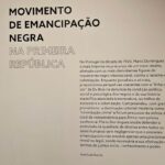 Ana Sofia Martins Instagram - O Impulso Fotográfico: (des)arrumar o arquivo colonial, até 31 de Dezembro de 2023 no @muhnac Entrada livre ao Domingo Foto 10- Edileya Silvério, Rita Cássia Silva, Pituka Nirobe, Ivonete Pereira Tavares (ciclo roda de conversação no feminino: conhecimentos afrocentrados) " (...) As fotografias, filmes e objetos científicos aqui mostrados foram usados pela ciência como tecnologia para visualizar, medir, classificar e arquivar os seus objetos de estudo, num contexto de exploração e extrativismo dos recursos naturais e humanos. Representam práticas de medição dos territórios e dos corpos, parte integrante de um pensamento estatístico do controlo e da vigilância. Permitem, por isso, múltiplas leituras, ao mesmo tempo que levantam inúmeras questões: qual o significado destas coleções no passado, no presente e para as diferentes comunidades? Que marcas deixaram estas imagens enraizadas na sociedade? O que mostrar e como mostrar? Questões sobre o que se vê e o que não se vê, sobre o que não sabemos ver, e o que não nos foi permitido ver." Museu Nacional de História Natural e da Ciência