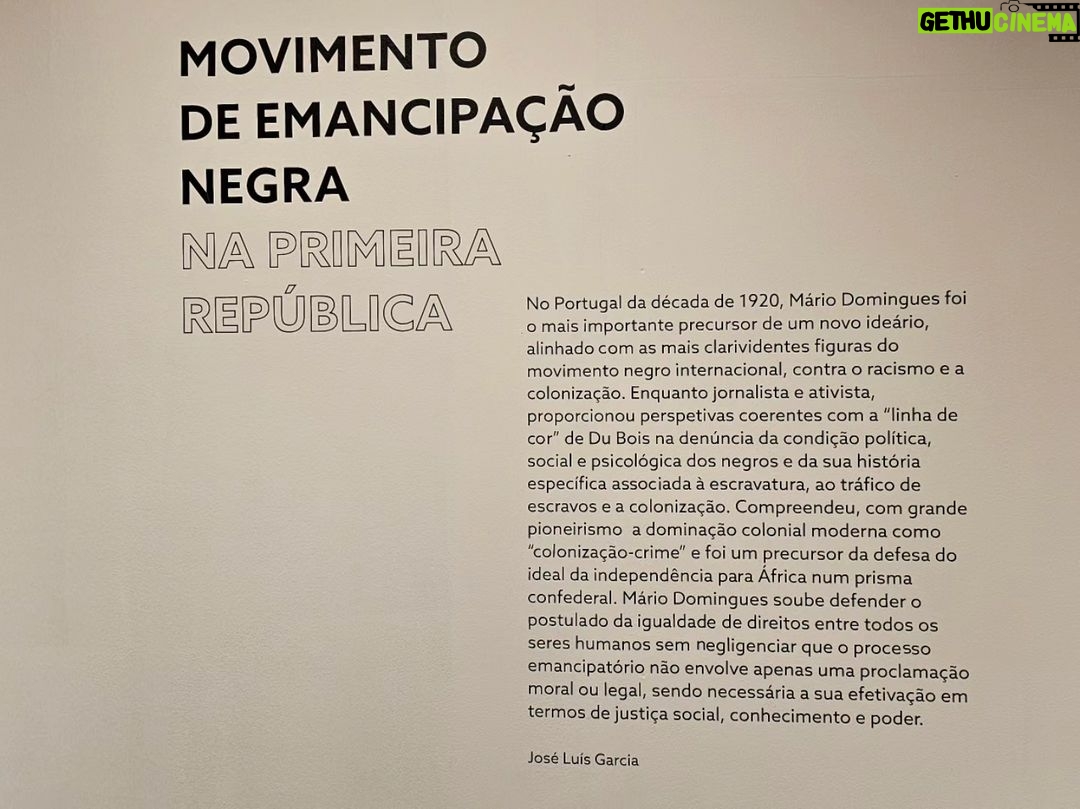 Ana Sofia Martins Instagram - O Impulso Fotográfico: (des)arrumar o arquivo colonial, até 31 de Dezembro de 2023 no @muhnac Entrada livre ao Domingo Foto 10- Edileya Silvério, Rita Cássia Silva, Pituka Nirobe, Ivonete Pereira Tavares (ciclo roda de conversação no feminino: conhecimentos afrocentrados) " (...) As fotografias, filmes e objetos científicos aqui mostrados foram usados pela ciência como tecnologia para visualizar, medir, classificar e arquivar os seus objetos de estudo, num contexto de exploração e extrativismo dos recursos naturais e humanos. Representam práticas de medição dos territórios e dos corpos, parte integrante de um pensamento estatístico do controlo e da vigilância. Permitem, por isso, múltiplas leituras, ao mesmo tempo que levantam inúmeras questões: qual o significado destas coleções no passado, no presente e para as diferentes comunidades? Que marcas deixaram estas imagens enraizadas na sociedade? O que mostrar e como mostrar? Questões sobre o que se vê e o que não se vê, sobre o que não sabemos ver, e o que não nos foi permitido ver." Museu Nacional de História Natural e da Ciência