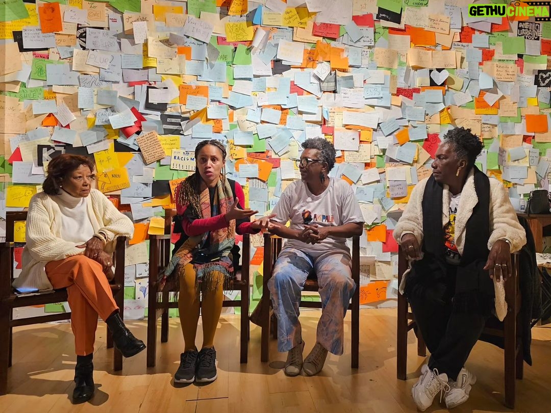 Ana Sofia Martins Instagram - O Impulso Fotográfico: (des)arrumar o arquivo colonial, até 31 de Dezembro de 2023 no @muhnac Entrada livre ao Domingo Foto 10- Edileya Silvério, Rita Cássia Silva, Pituka Nirobe, Ivonete Pereira Tavares (ciclo roda de conversação no feminino: conhecimentos afrocentrados) " (...) As fotografias, filmes e objetos científicos aqui mostrados foram usados pela ciência como tecnologia para visualizar, medir, classificar e arquivar os seus objetos de estudo, num contexto de exploração e extrativismo dos recursos naturais e humanos. Representam práticas de medição dos territórios e dos corpos, parte integrante de um pensamento estatístico do controlo e da vigilância. Permitem, por isso, múltiplas leituras, ao mesmo tempo que levantam inúmeras questões: qual o significado destas coleções no passado, no presente e para as diferentes comunidades? Que marcas deixaram estas imagens enraizadas na sociedade? O que mostrar e como mostrar? Questões sobre o que se vê e o que não se vê, sobre o que não sabemos ver, e o que não nos foi permitido ver." Museu Nacional de História Natural e da Ciência