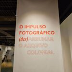 Ana Sofia Martins Instagram - O Impulso Fotográfico: (des)arrumar o arquivo colonial, até 31 de Dezembro de 2023 no @muhnac Entrada livre ao Domingo Foto 10- Edileya Silvério, Rita Cássia Silva, Pituka Nirobe, Ivonete Pereira Tavares (ciclo roda de conversação no feminino: conhecimentos afrocentrados) " (...) As fotografias, filmes e objetos científicos aqui mostrados foram usados pela ciência como tecnologia para visualizar, medir, classificar e arquivar os seus objetos de estudo, num contexto de exploração e extrativismo dos recursos naturais e humanos. Representam práticas de medição dos territórios e dos corpos, parte integrante de um pensamento estatístico do controlo e da vigilância. Permitem, por isso, múltiplas leituras, ao mesmo tempo que levantam inúmeras questões: qual o significado destas coleções no passado, no presente e para as diferentes comunidades? Que marcas deixaram estas imagens enraizadas na sociedade? O que mostrar e como mostrar? Questões sobre o que se vê e o que não se vê, sobre o que não sabemos ver, e o que não nos foi permitido ver." Museu Nacional de História Natural e da Ciência