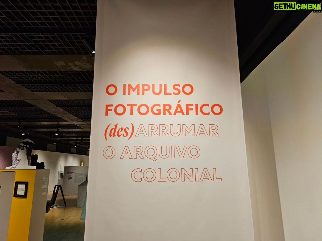 Ana Sofia Martins Instagram - O Impulso Fotográfico: (des)arrumar o arquivo colonial, até 31 de Dezembro de 2023 no @muhnac Entrada livre ao Domingo Foto 10- Edileya Silvério, Rita Cássia Silva, Pituka Nirobe, Ivonete Pereira Tavares (ciclo roda de conversação no feminino: conhecimentos afrocentrados) " (...) As fotografias, filmes e objetos científicos aqui mostrados foram usados pela ciência como tecnologia para visualizar, medir, classificar e arquivar os seus objetos de estudo, num contexto de exploração e extrativismo dos recursos naturais e humanos. Representam práticas de medição dos territórios e dos corpos, parte integrante de um pensamento estatístico do controlo e da vigilância. Permitem, por isso, múltiplas leituras, ao mesmo tempo que levantam inúmeras questões: qual o significado destas coleções no passado, no presente e para as diferentes comunidades? Que marcas deixaram estas imagens enraizadas na sociedade? O que mostrar e como mostrar? Questões sobre o que se vê e o que não se vê, sobre o que não sabemos ver, e o que não nos foi permitido ver." Museu Nacional de História Natural e da Ciência