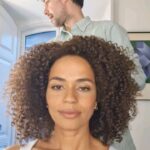 Ana Sofia Martins Instagram - Throwback para o dia em que rodámos a campanha Garnier Nutrisse! Continuo a adorar o meu 4.3 castanho-dourado... e vocês? Já descobriram o vosso tom Nutrisse? No site da Garnier podem usar o simulador de cor, experimentem! #pub #UmaCorÚnicaComoTU #GoGreenComGarnier #GreenBeauty #LeapingBunnyApproved @garnierportugal