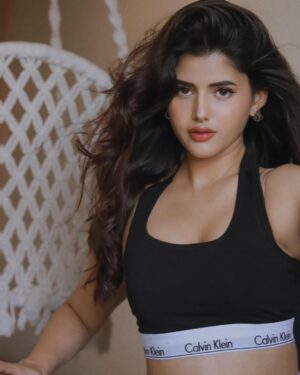 Anahita Bhooshan Instagram - Before y’all ask me about the song. I really liked the music can’t tell what it means 🤭