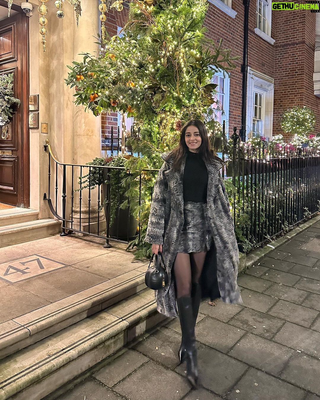 Ananya Panday Instagram - warmmmm n fuzzzzyyyyy 🐻 (giant sloths may be the coolest animals that existed ✌🏼) London