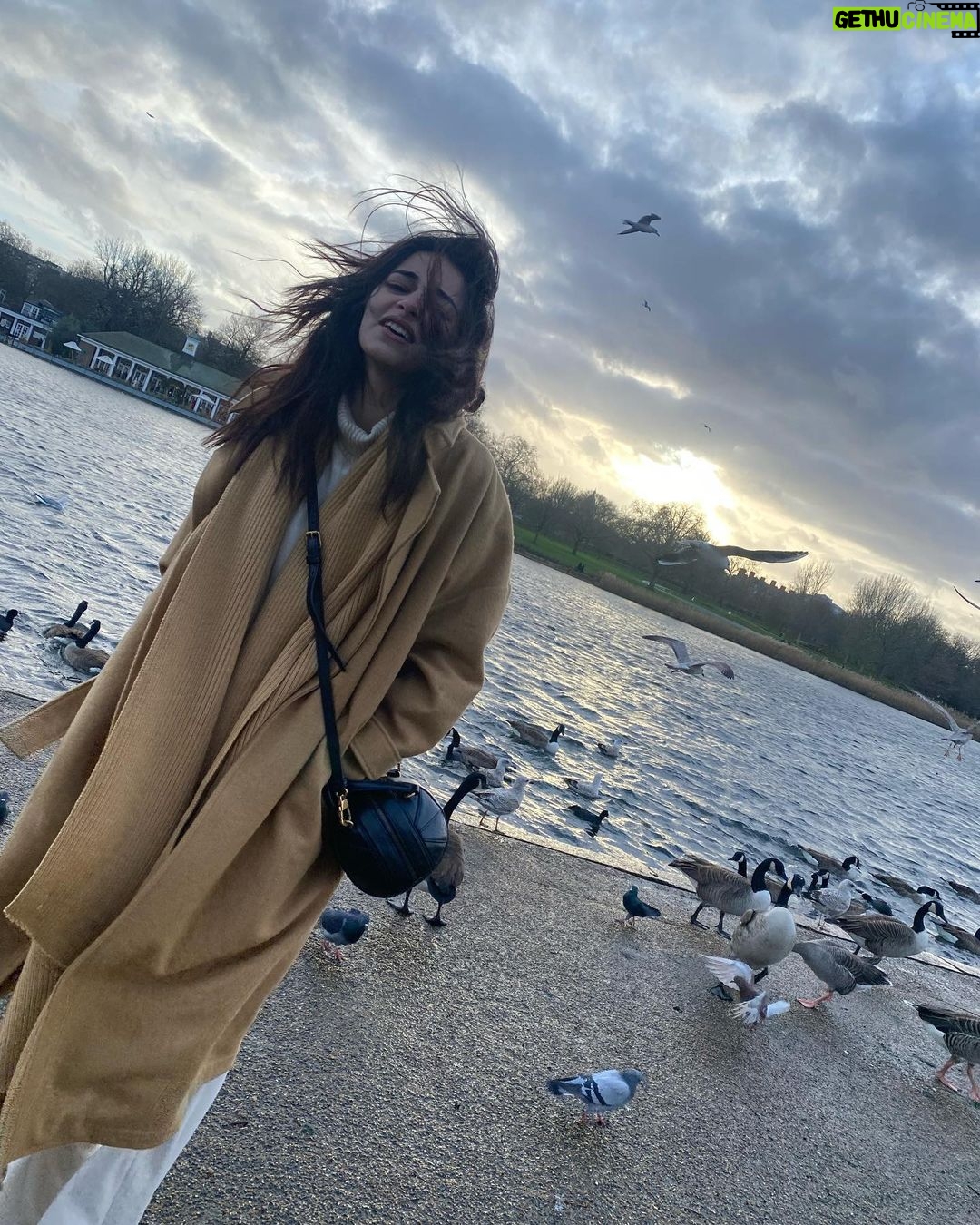 Ananya Panday Instagram - Happpy new year!!!! 🕺🏻🕺🏻 I know I’m slightly late but like Ahana said at the end of ‘Kho Gaye Hum Kahan’ - it was time for a reboot and a couple of resolutions 😁 every year we try to change ourselves but this year I hope you can be completely yourself ❤️❤️❤️❤️❤️ London