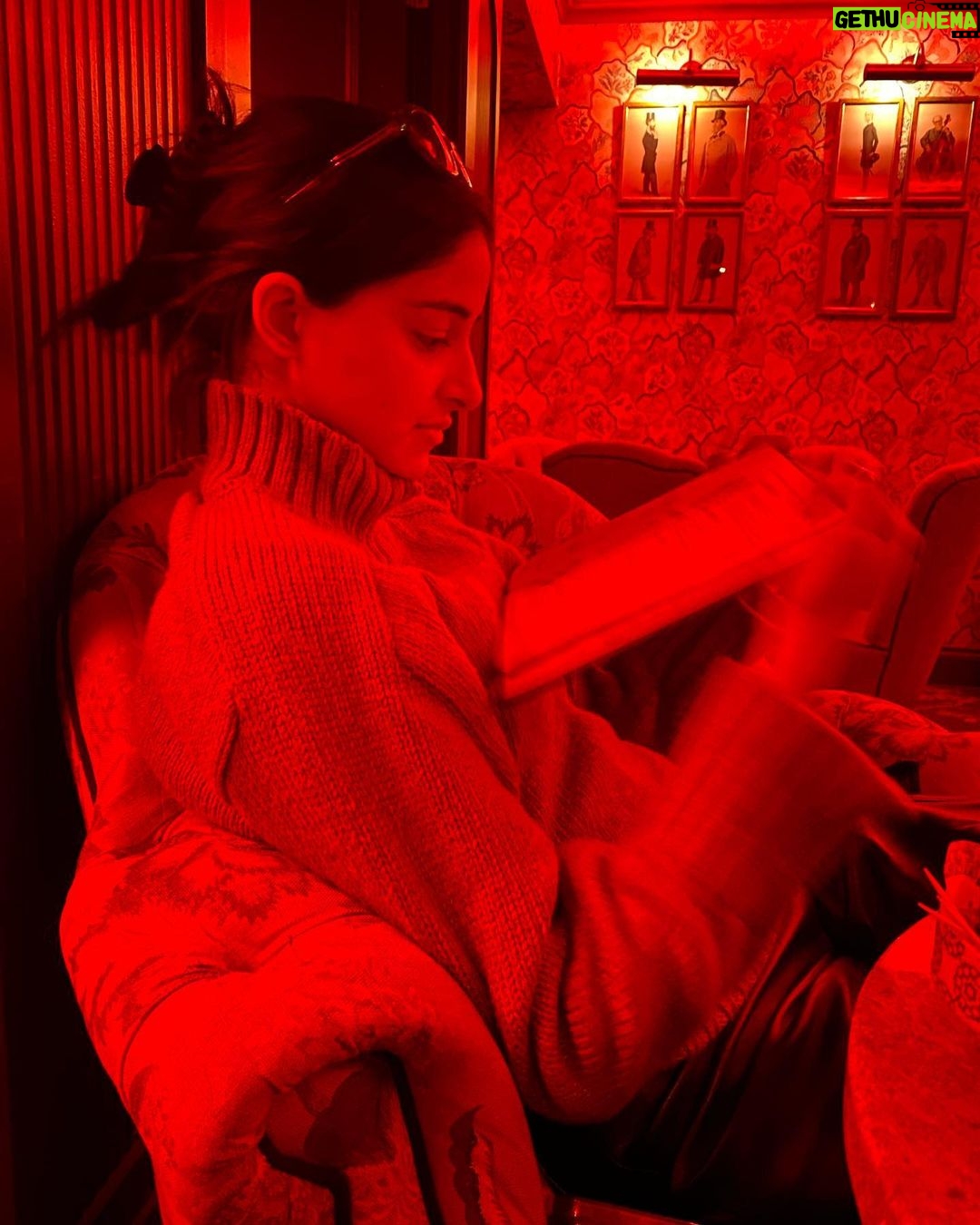 Ananya Panday Instagram - Happpy new year!!!! 🕺🏻🕺🏻 I know I’m slightly late but like Ahana said at the end of ‘Kho Gaye Hum Kahan’ - it was time for a reboot and a couple of resolutions 😁 every year we try to change ourselves but this year I hope you can be completely yourself ❤️❤️❤️❤️❤️ London
