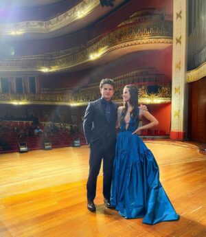 André Marinho Instagram - ❤️🦁⭐️🎶 Dia de @giulia ! Sorte a minha em ter você comigo nessa vida. É de arrepiar ver a sua trajetória desde esse dia que acompanhei, diretamente do Teatro Municipal, a filmagem do sucesso da Netflix “Depois do Universo” e, acelerando na linha do tempo, ver você ontem cantando - para um mar de fãs portugueses - a música tema que você mesma compôs para brilhar no seu icônico filme. 
Eu sei o quanto você batalhou por esse momento épico de consagração, então se tem alguém que merece é você! 
Embora hoje estejamos longe, não importa, ainda me sinto perto de você quando mais preciso. 
Você sempre soube me aconselhar e me apoiar quando mais precisei e, por isso, sou eternamente grato. É por isso que hoje quero te enviar esta mensagem de aniversário, na esperança de que também se sinta próxima de mim. 
Love you, Binny. Pra sempre. Bjo do seu irmão 😘