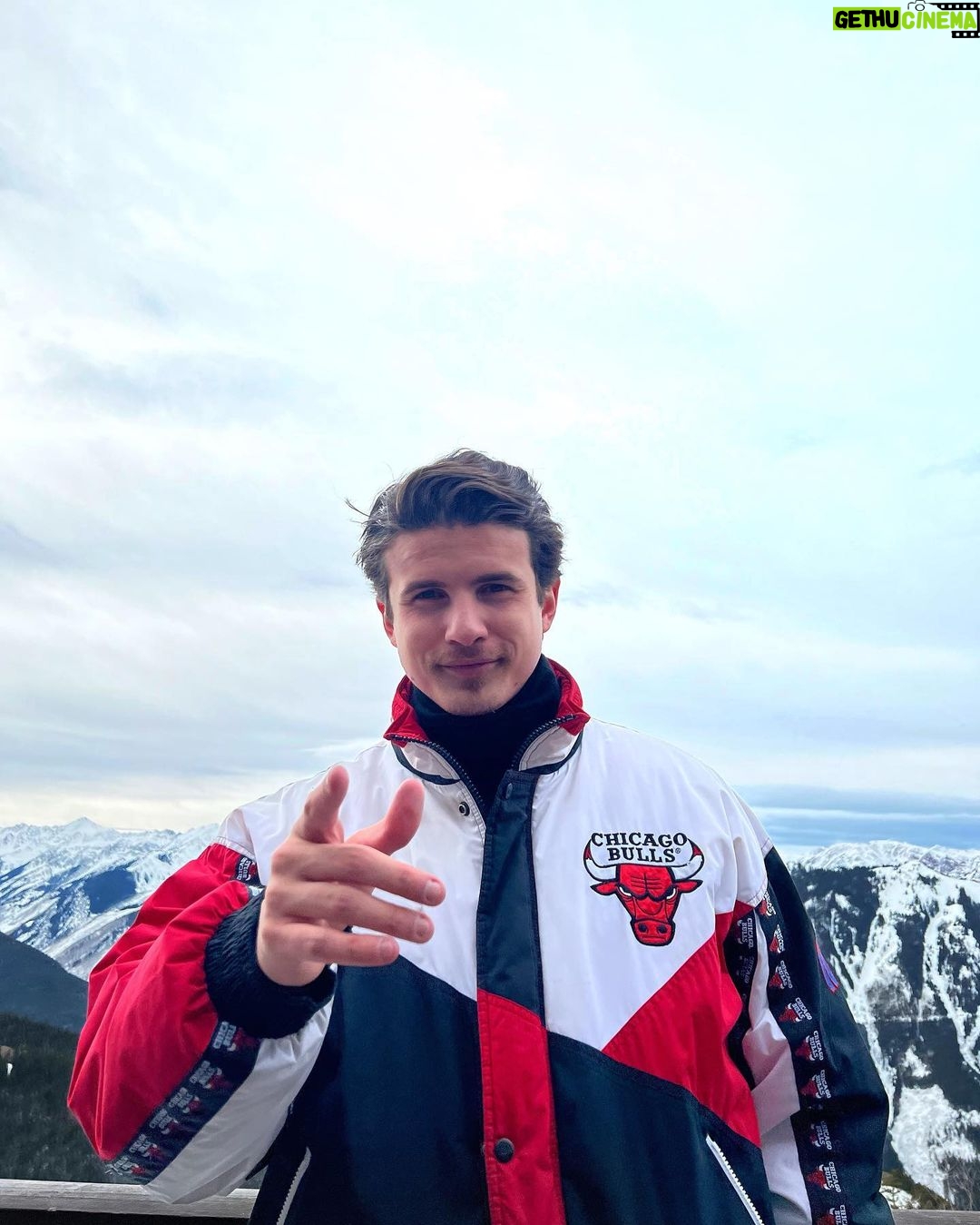 André Marinho Instagram - the snow must go on ☕️🐃⛷❄️ Aspen, Colorado