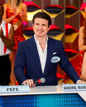 André Marinho Instagram - 🎤🎶🎅🏼🎄 É AGORA! Assista nesse momento, ao vivo, na tela do SBT minha estreia como cantor na “Disputa Musical” do eterno @pgmsilviosantos comandado pela minha querida @patriciaabravanel com as melhores companheiras de equipe que eu poderia pedir: @giulia & @fefe  provaram que os homens definitivamente são ninguém sem as mulheres 😅! Prometo pra vocês - como nunca antes - que vocês vão rir (provavelmente pra não chorar) da minha versão de “Esse Cara Sou Eu” do Rei Roberto Carlos! 🤣 Feliz natal a todos vocês que me acompanham e me apoiam aqui todos os dias. Seguimos Juntos! 🤝🚀