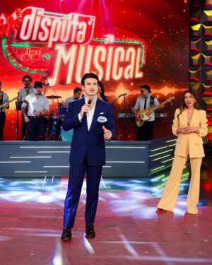 André Marinho Instagram - 🎤🎶🎅🏼🎄 É AGORA! Assista nesse momento, ao vivo, na tela do SBT minha estreia como cantor na “Disputa Musical” do eterno @pgmsilviosantos comandado pela minha querida @patriciaabravanel com as melhores companheiras de equipe que eu poderia pedir: @giulia & @fefe  provaram que os homens definitivamente são ninguém sem as mulheres 😅! Prometo pra vocês - como nunca antes - que vocês vão rir (provavelmente pra não chorar) da minha versão de “Esse Cara Sou Eu” do Rei Roberto Carlos! 🤣 Feliz natal a todos vocês que me acompanham e me apoiam aqui todos os dias. Seguimos Juntos! 🤝🚀